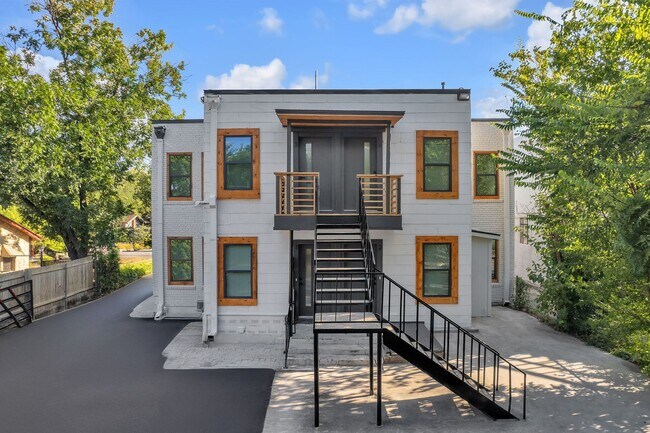 Foto del edificio - 1505 W WOODLAWN: GORGEOUS BRAND NEW MODERN...