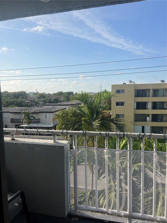 Foto del edificio - 8251 NW 8th St