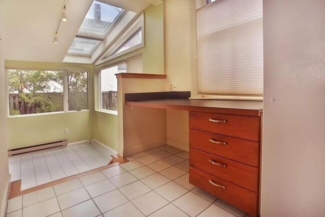 Foto del edificio - Beautiful first floor 1 bedroom condo in a great location now available!