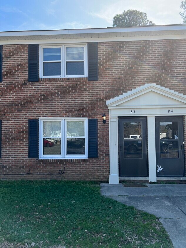 Foto principal - 305 Rountree St W