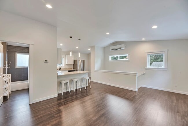 Building Photo - For Rent: Stunning 2BR/1BA Above-Garage Ap...