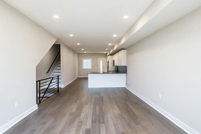 Building Photo - Modern 2-Bedroom, 2.5-Bath Condo for Lease...