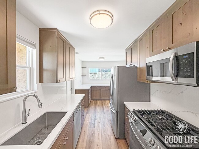 Foto del edificio - Modern 3B/2BA Home in Quiet Neighborhood with Private Yards and 2-Car Attached Garage