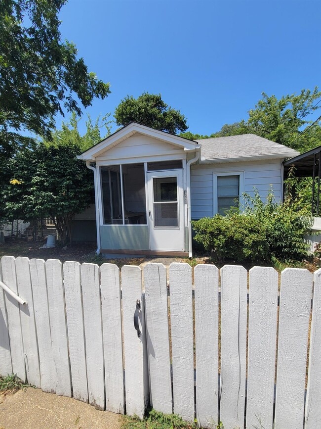 Building Photo - 220 Richard St