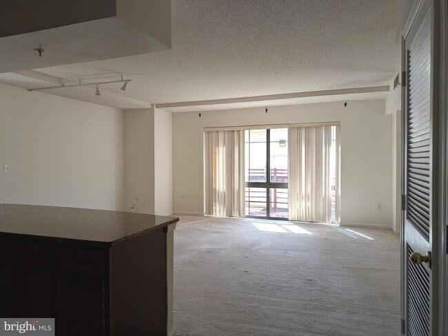 Foto del edificio - 7915 Eastern Ave NW