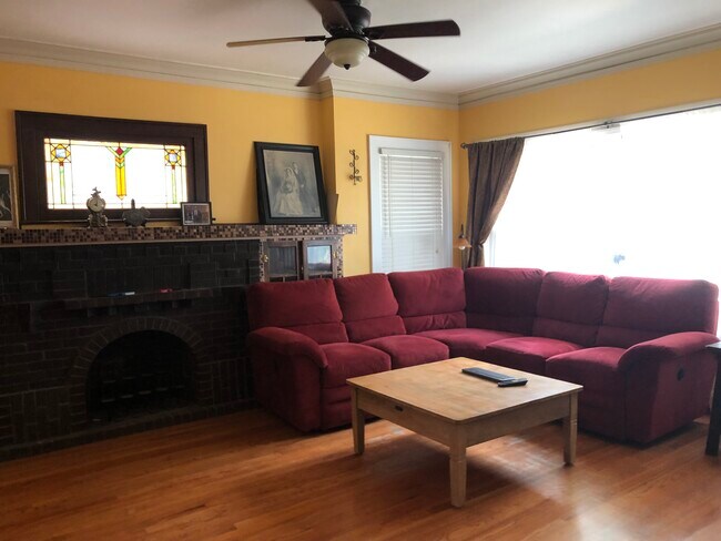 Living Room - 3840 N Francisco Ave