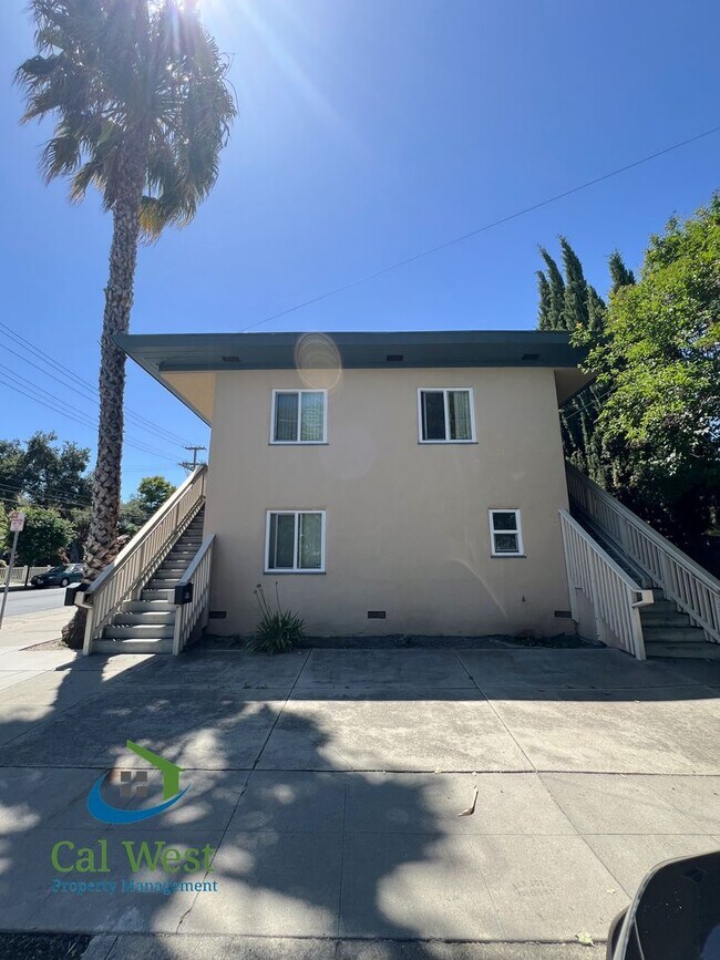 Foto del edificio - $2,495 - UPDATED 2 bedrooms/1 bathroom Upstairs Unit near Rose Garden!