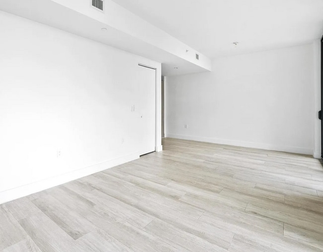 Foto del edificio - 121 NE 34th St