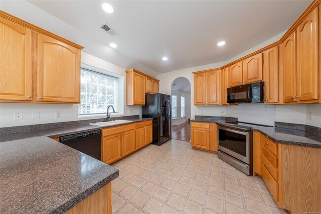 Foto del edificio - 5292 Queen Bishop Ln