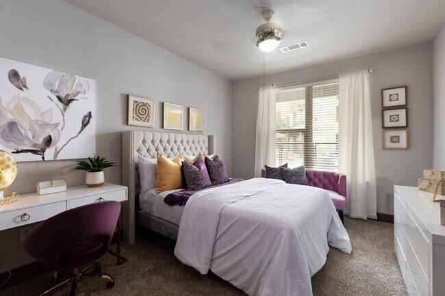 Foto del edificio - Work, Play & Relax with Top Amenities!