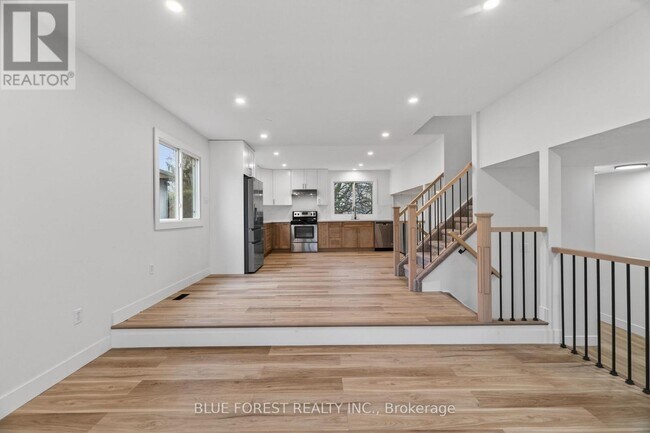 Photo du bâtiment - 1858 Aldersbrook Rd