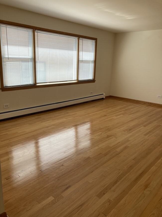 Living Room - 6861 N Overhill Ave