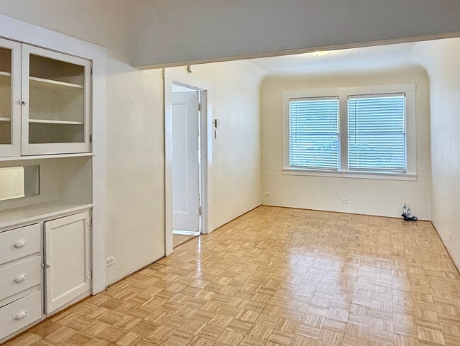 Building Photo - Cozy 2+bdrm/1 bath home w/a huge basement, washer/dryer, & off street pkg, space in the heart of ...