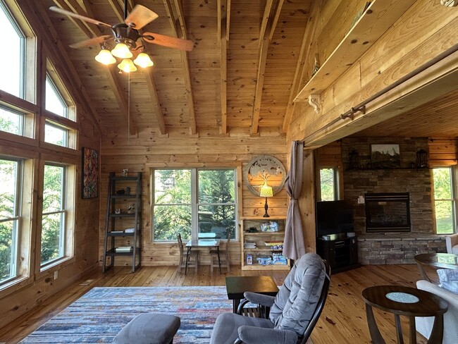 Building Photo - Fabulous Home with Wonderful Views and Hug...