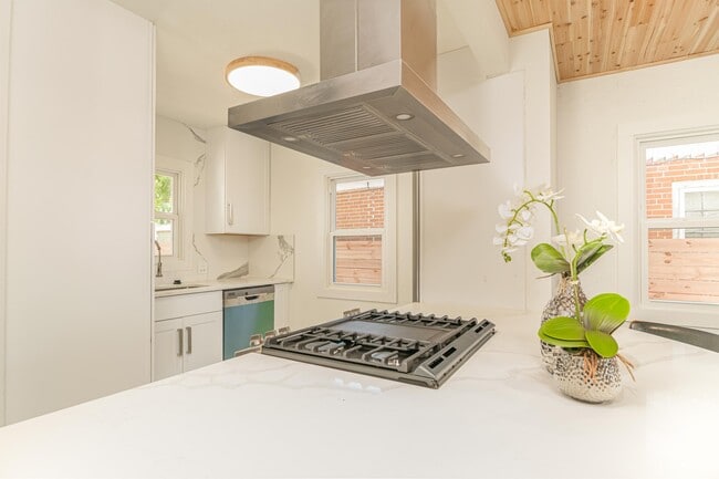 Photo - 2160 S Logan St House