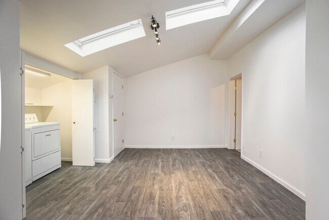 Building Photo - Clement Ave 2333