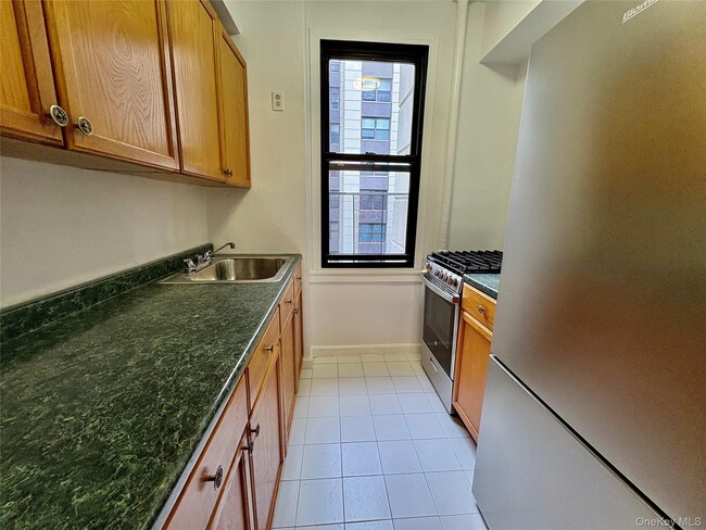 Foto del edificio - 98-41 64th Rd