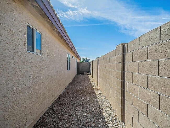 Foto del edificio - 718 W Baylor Ln