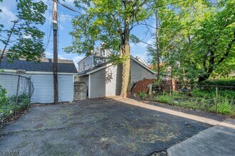 Building Photo - 937 Grove St