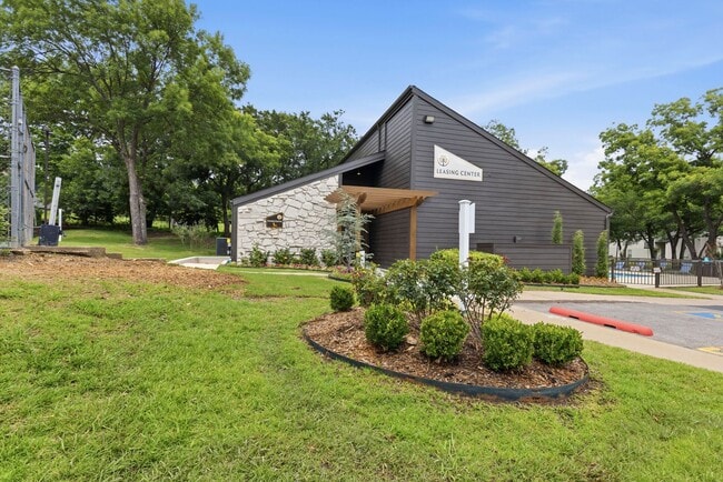 Building Photo - Country Hollow Apartments
