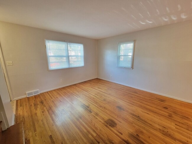 Building Photo - SPACIOUS TWO BEDROOM ONE BATH DUPLEX!! GREAT AMENITIES, LOCATION, AND PRICE!