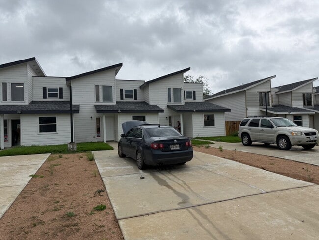 Building Photo - Beautiful 3 bed/3 bath Available in North East San Antonio