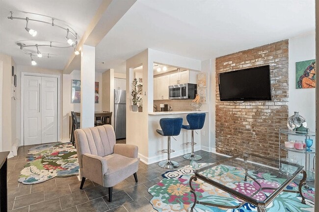 Building Photo - 98 Bright St