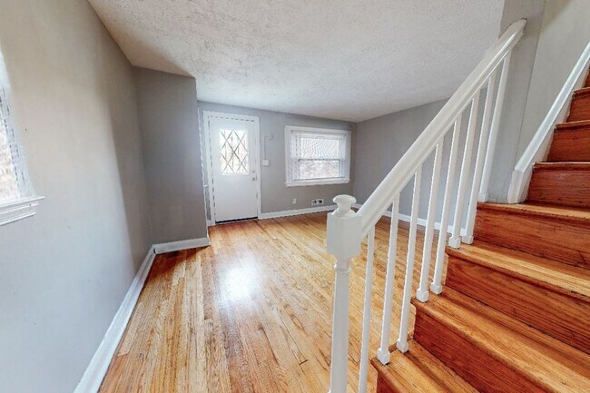 Building Photo - Renovated, Finished Basement & Fenced Back...