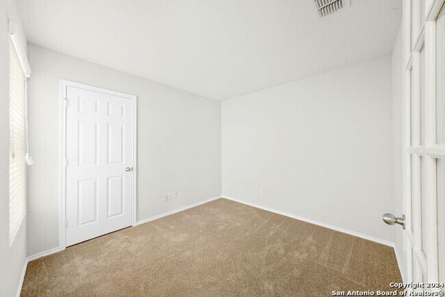 Foto del edificio - 3 Bedroom 2 Bathrooms located in Silver Oa...