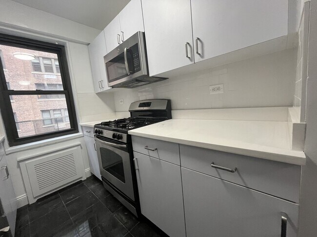 Building Photo - 405 E 56th St
