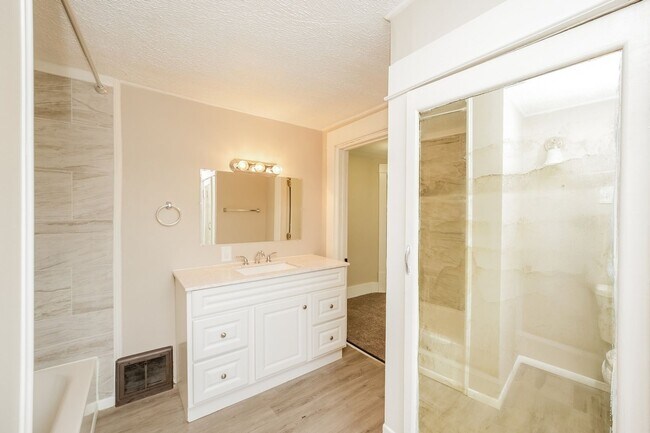 Foto del edificio - Charming 4BR House in Akron