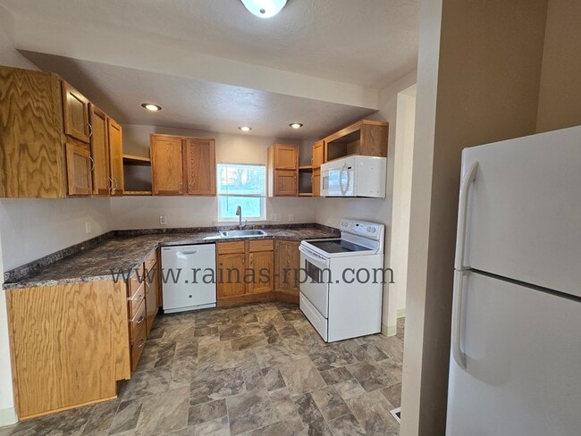 Building Photo - 207 E 44th St