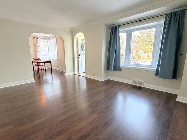 Photo du bâtiment - 731 Pineview Ave