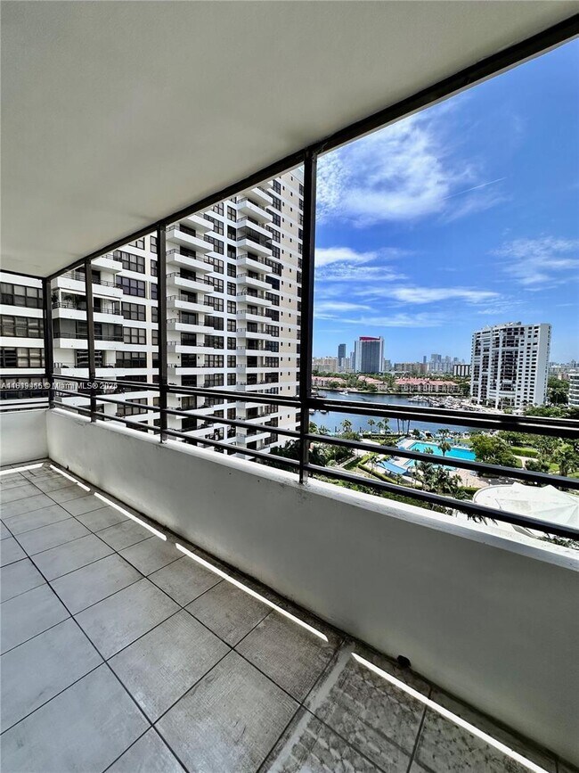 Building Photo - 2500 Parkview Dr