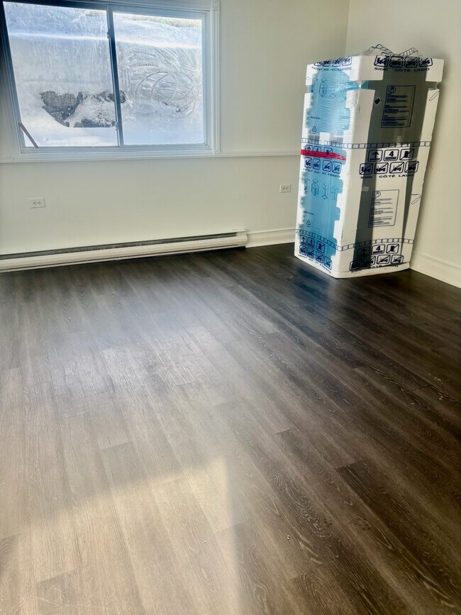 Building Photo - Spacious unit For Rent
