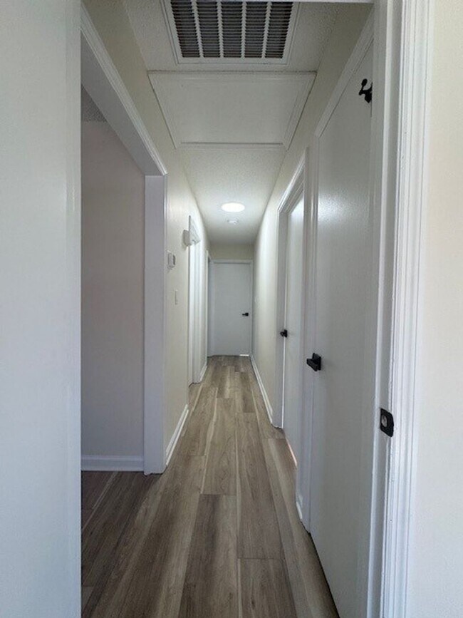 Building Photo - ****** HALF OFF FIRST FULL MONTH OF RENT!! ******