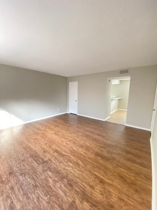 Building Photo - 2 Bedroom 1.5 Bath Apt at the Monterey Squ...