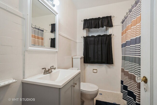 Foto del edificio - 6335 N Claremont Ave
