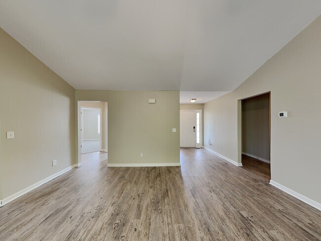 Building Photo - 4730 Camelot Dr