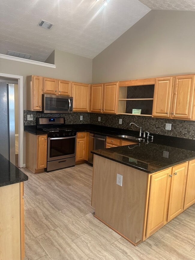 Building Photo - 4 Bedroom home in Gainesville!