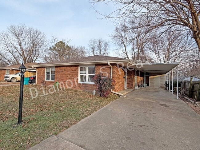 Building Photo - Cute 2 bedroom Duplex Unit Available Now!