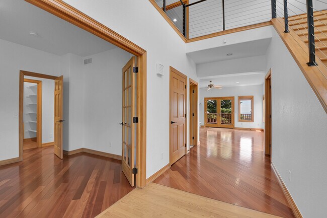 Building Photo - 556 Ridgeside Dr