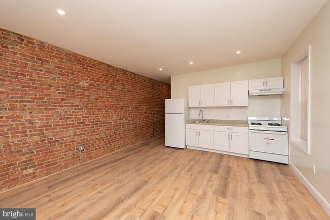 Building Photo - 142 W Sharpnack St