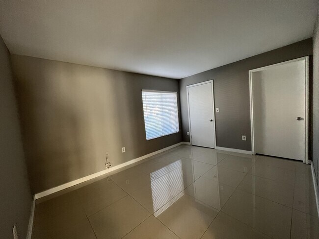 Building Photo - 2425 NW 33rd St