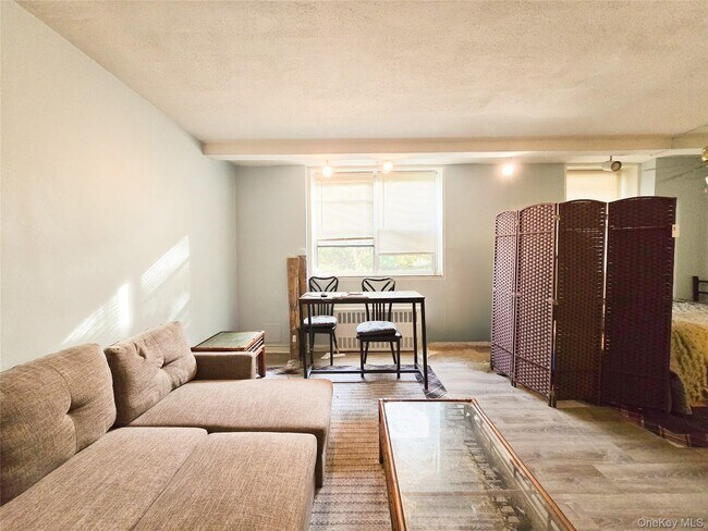 Foto del edificio - 47-27 Little Neck Pkwy