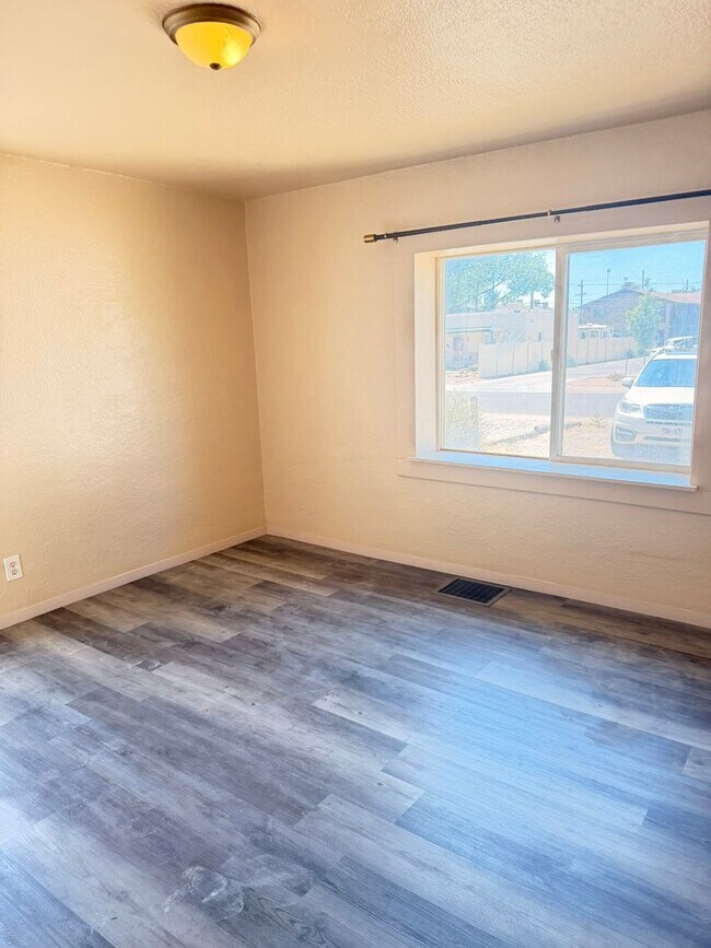 Foto del edificio - Cute House - 3Bed 1Bath - ONE Block from CMU!!!