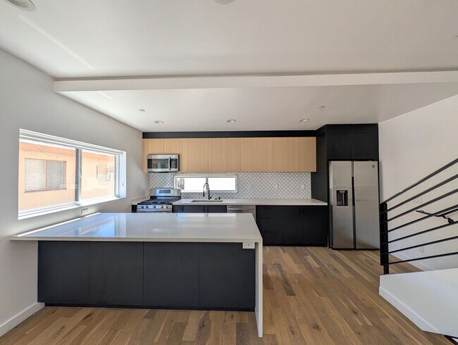 Foto del edificio - 4260 Laurel Canyon Blvd