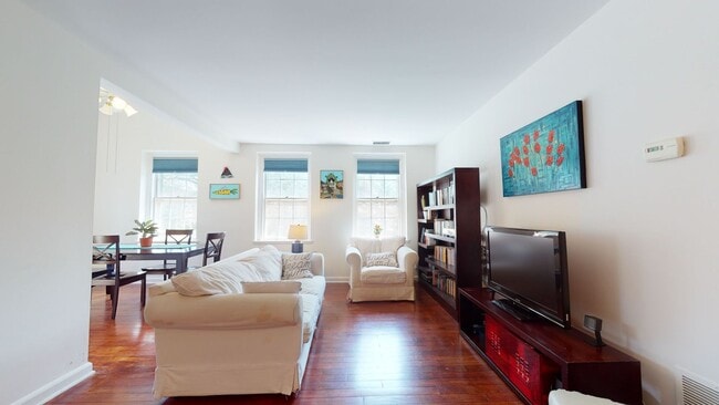 Foto del edificio - McLean Gardens 1,000 Sq Foot Loft Style Ap...