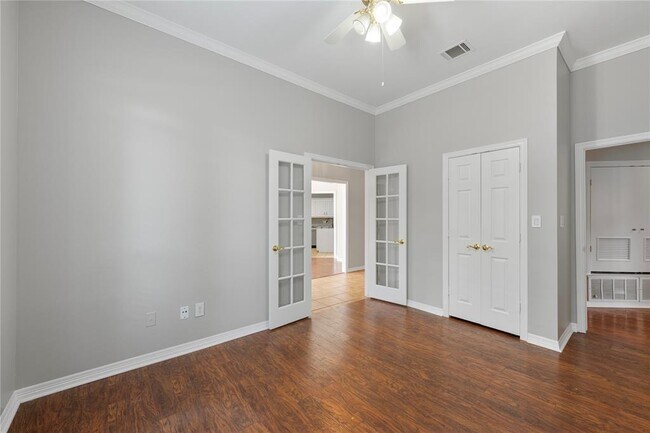 Building Photo - 1005 Broadmoor Dr