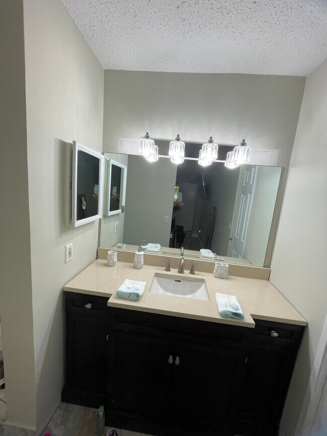 Building Photo - 3871 Cocoplum Cir